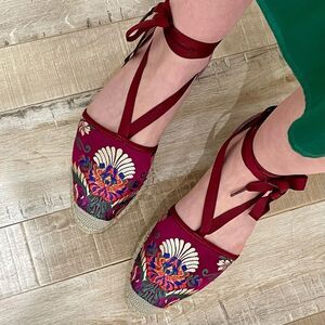 VIDORRETA Silk Embroidered Lace Up Espadrille NWOT